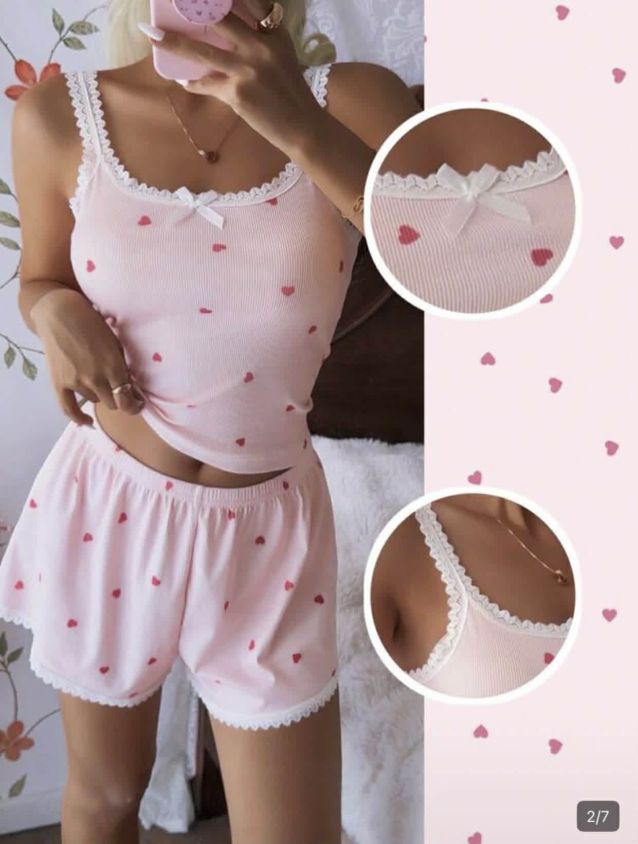 Set de pijama rosado con corazones y encaje blanco
