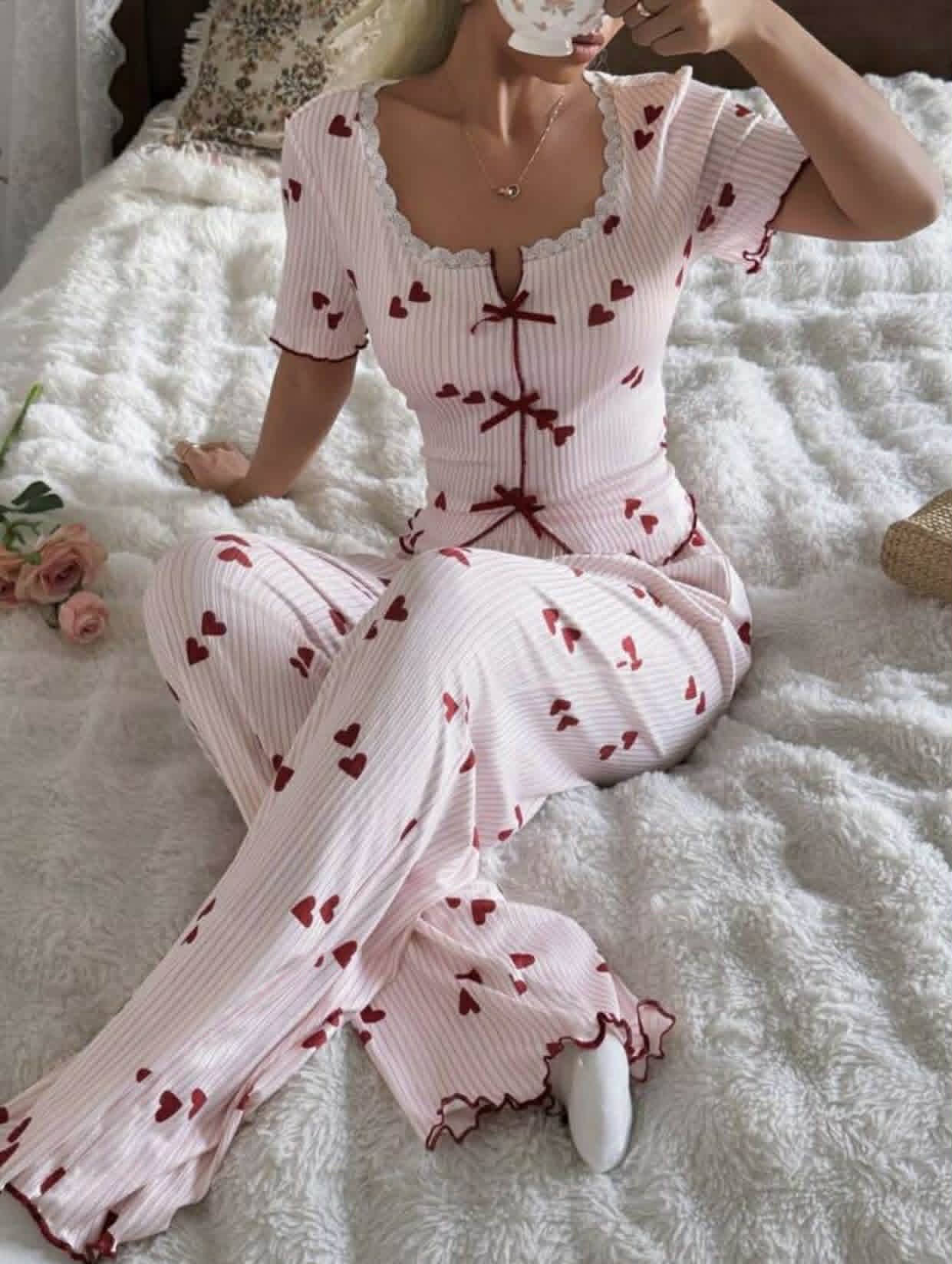 Pijama larga rosada con corazones